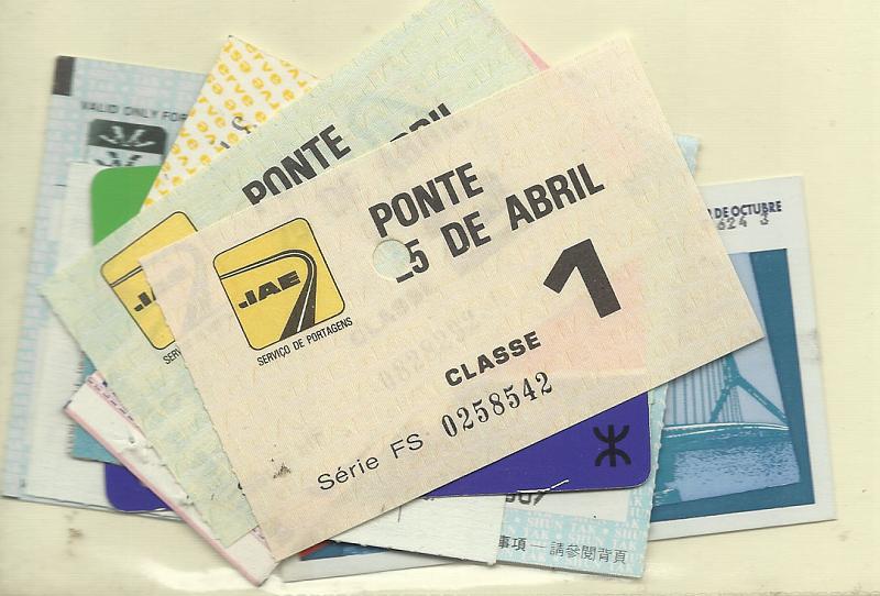 2648.jpg -     Lote:    2648      Lotes pelo Correio              Descrição:      Portugal.   Lote com 11 bilhetes de transporte e outros, incluindo ponte 25 de Abril, classes 1 e 2, Expo Sevilha 92, 3 de Hong Kong, Empire State Building, NY, etc.        Lote       Valor Base:     &euro; 4,00     Valor Venda:     Retirado     