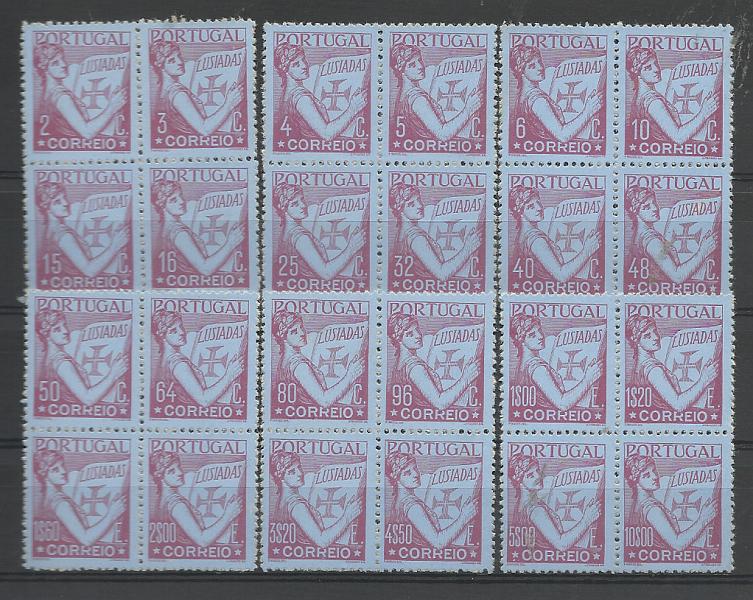 0883.jpg -     Lote:    883            Portugal       Descrição:         1930 &mdash; Lusíadas. Prancha completa de 24 unidades em carmim sobre papel porcelana colorido a azul, separada em seis quadras, denteadas em 14x14. Cunho II de Arnaldo Fragoso.         PRV       Valor Base:     &euro; 50,00     Valor Venda:     &euro;      