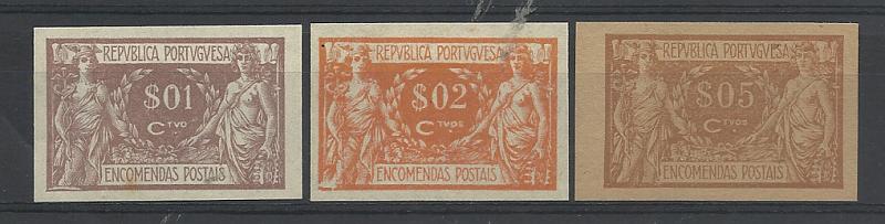 0935.jpg -     Lote:    935            Portugal       Descrição:         1920/22 &mdash; Encomendas Postais. Comércio e Indústria. CE EP1/3. Lote de 3 provas não denteadas: duas de $01, $02 em papel liso branco nas cores aprovadas e uma de $05, em papel camurça em castanho claro (cor não aprovada).         PRV       Valor Base:     &euro; 8,00     Valor Venda:     &euro;      