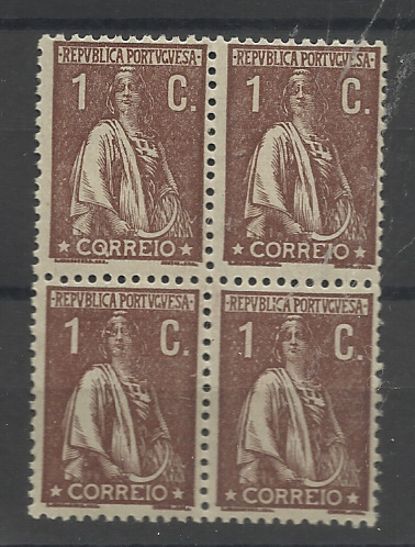 1201.jpg -     Lote:    1201            Portugal       Descrição:         1917/20 &mdash; Ceres. CE221, 1C castanho, denteado 12x11 &frac12;, papel liso. Quadra, contendo o 1.º selo a variedade de cliché "CQRREIO". Valor de catálogo &euro; 180,00.         ***       Valor Base:     &euro; 30,00     Valor Venda:     &euro;      