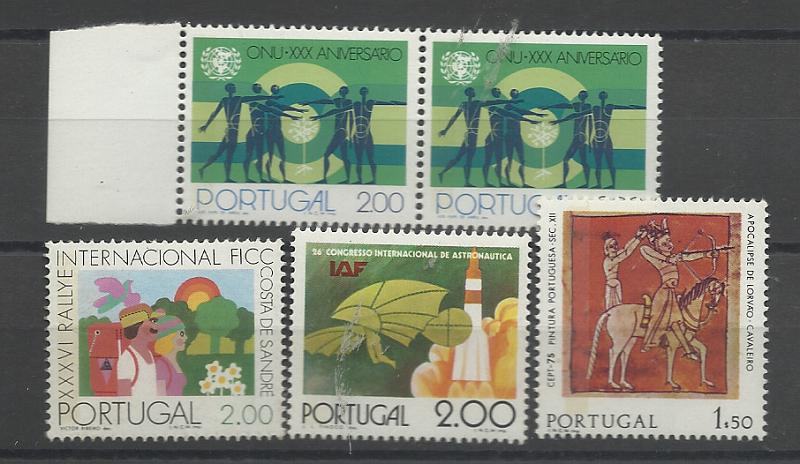 1304.jpg -     Lote:    1304            Portugal       Descrição:         1975 &mdash; Europa CEPT + 36.º Rallye FICCC + 30.º Aniversário nações Unidas + 26.º Congresso IAF. Selos com tarjas fosforescentes: CE1251, 1255, 1258 (par) e 1261. Valor de catálogo &euro; 205,20.         ***       Valor Base:     &euro; 20,00     Valor Venda:     &euro;      
