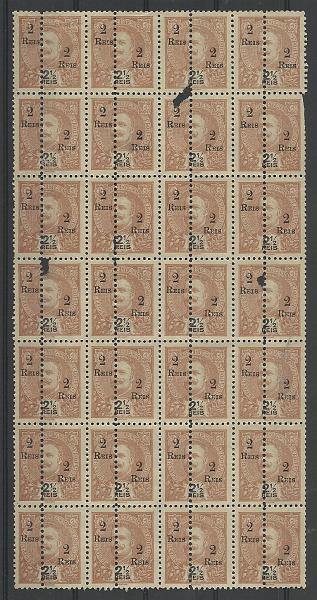 1432.jpg -     Lote:    1432            Índia       Descrição:         1911/13 &mdash; D. Carlos I Mouchon. Selos de 1903, com perfuração a meio. Sobrecarga tipo A. CE234, 2 reis s/ 2 &frac12; reis castanho amarelo. Folha completa com 28 selos perfurados ao meio. As duas primeiras colunas com perfuração deslocada para a direita. Defeitos em 4 selos. Um selo com "S" invertido.         *       Valor Base:     &euro; 25,00     Valor Venda:     &euro;      