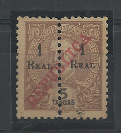 1435.jpg -     Lote:    1435            Índia       Descrição:         1911/13 &mdash; D. Carlos I, com sobrecarga REPUBLICA da Casa da Moeda, perfurado "a meio", com sobretaxa. CE242, 1 real s/ 5 Tangas castanho e amarelo, com sobrecarga tipo B. Leve reparação no canto superior direito. Valor de catálogo &euro; 1.500,00. MB e MR.         *       Valor Base:     &euro; 450,00     Valor Venda:     &euro;      