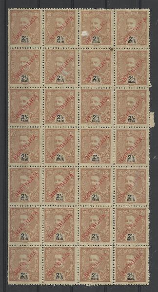 1438.jpg -     Lote:    1438            Índia       Descrição:         1914 &mdash; D. Carlos Mouchon, com sobrecarga REPUBLICA local. CE274, 2 &frac12; reis castanho amarelo. Folha completa com 28 selos. Valor de catálogo &euro; 420,00.         *       Valor Base:     &euro; 75,00     Valor Venda:     &euro;      