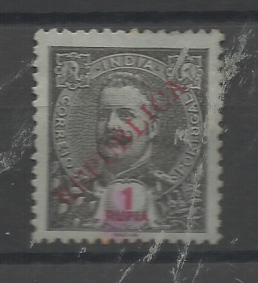1440.jpg -     Lote:    1440            Índia       Descrição:         1914 &mdash; D. Carlos I Mouchon, com sobrecarga REPUBLICA tipografada localmente. NÃO CATALOGADO. 1 Rupia, preto sobre azul. B e MR.         *       Valor Base:     &euro; 40,00     Valor Venda:     &euro;      