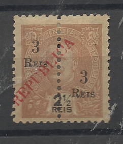 1459.jpg -     Lote:    1459            Índia       Descrição:         1914 &mdash; D. Carlos I com sobrecarga REPUBLICA local, perfurados ao meio e com sobretaxa. NÃO CATALOGADO. 3 reis s/ 2 &frac12; reis castanho amarelo. Selo com a sobrecarga deslocada.         *       Valor Base:     &euro; 25,00     Valor Venda:     &euro;      