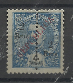 1460.jpg -     Lote:    1460            Índia       Descrição:         1914 &mdash; D. Carlos I com sobrecarga REPUBLICA local, perfurados ao meio e com sobretaxa. NÃO CATALOGADO. 2 reis s/ 4 Tangas azul.         *       Valor Base:     &euro; 25,00     Valor Venda:     &euro;      