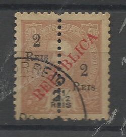 1462.jpg -     Lote:    1462            Índia       Descrição:         1914 &mdash; D. Carlos I com sobrecarga REPUBLICA local, perfurados ao meio e com sobretaxa. NÃO CATALOGADO. 2 reis s/ 2 &frac12; reis castanho amarelo.         O       Valor Base:     &euro; 20,00     Valor Venda:     &euro;      