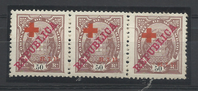 1557.jpg -     Lote:    1557            Companhia de Moçambique       Descrição:         1917 &mdash; Tipo Elefantes, com REPUBLICA e sobrecarga Cruz Vermelha. CE110, 50 reis castanho. Tira horizontal de 3 selos. Os dois selos da direita com "5" bandeira curta. Valor de catálogo &euro; 276,00.         ***       Valor Base:     &euro; 50,00     Valor Venda:     &euro;      