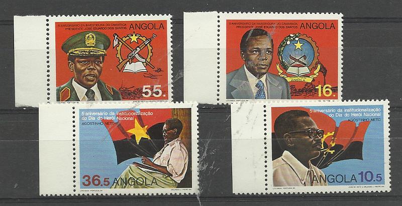 1975.jpg -     Lote:    1975                   Descrição:         Angola * Palops. %.º Aniversário da Investidura de Eduardo dos Santos + 5.º Aniversário do dia do Herói Nacional. As duas séries completas.         ***       Valor Base:     &euro; 25,00     Valor Venda:     &euro;      