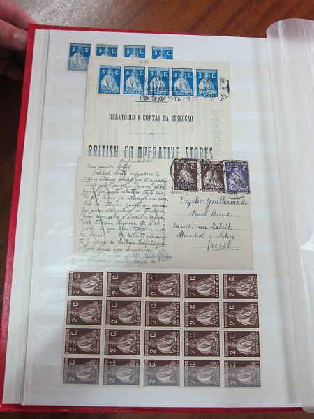 0184b.JPG -     Lote:    184      Colecção Especializada Ceres &mdash; Emissão Londres             Descrição:         1926 &mdash; Ceres. Emissão Londres. Classificador com estudo da emissão, com selos novos e usados, simples e em múltiplos. Exemplares circulados em todas as taxas, com muitas repetições, em suportes diferenciados (cartas, jornais, inteiros postais, postais ilustrados, etc). Inclui 26 provas, a grande maioria em preto. Inclui ainda marcofilia ferroviária e marítima, assim como dois sobrescritos circulados pelo DOX, muito bonitas. Inclui também uma quadro do selo de 5$00, nova, com goma original e sem sinal de charneira. Valor aproximado de catálogo só dos selos novos &euro; 3.500,00.         Lote       Valor Base:     &euro; 2000,00     Valor Venda:     &euro; 2 800,00       