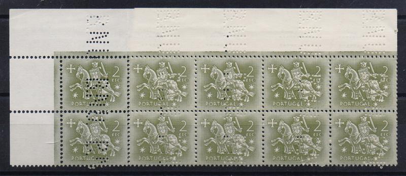 0528.jpg -     Lote:    528                   Descrição:         Perfurados. 1953 &mdash; Cavaleiro Medieval. CE771, 2$00. Bloco bordo superior de folha, de 18 selos perfurados com B.N.U. &mdash; Banco Nacional Ultramarino.         ***       Valor Base:     &euro; 15,00     Valor Venda:     &euro; 16,00       
