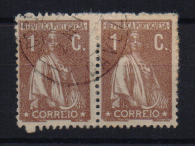 0981.jpg -     Lote:    981            Portugal       Descrição:         Carimbos circulares datados. 1917/20 &mdash; Ceres. CE221, 1C castanho. Par com carimbo batido a preto de "CAVEZ".         O       Valor Base:     &euro; 10,00     Valor Venda:     &euro; 12,00       
