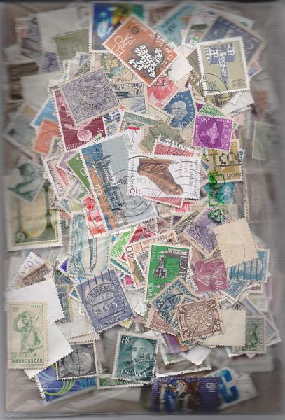 1762.jpg -     Lote:    1762                   Descrição:         Mundiais. Saco com 2711 selos diferentes obliterados de vários países. Lote a ver.         Lote       Valor Base:     &euro; 55,00     Valor Venda:     Retirado     