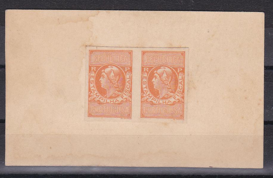 0394.jpg -     Lote:    394      Fiscais              Descrição:         Fiscais. Ultramar. Armas da República. Par de provas do cunho, montado em cartão, na cor laranja, sem abertura do valor, e não denteada.        PRV       Valor Base:     &euro; 40,00     Valor Venda:     &euro; 260,00       