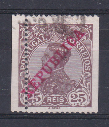 0640.jpg -     Lote:    640            Portugal       Descrição:         1910 &mdash; D. Manuel II, com sobrecarga REPUBLICA. CE175, 25 reis castanho. Selo com o denteado muito deslocado.        O       Valor Base:     &euro; 6,00     Valor Venda:     Retirado     