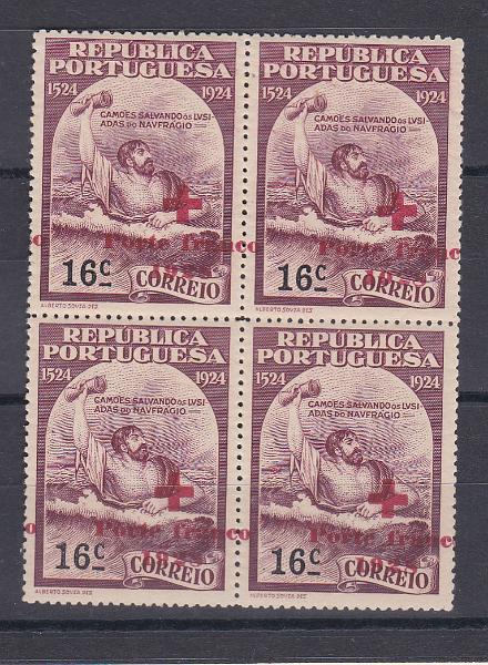 0677.jpg -     Lote:    677            Portugal       Descrição:         1928 &mdash; Porte Franco. Cruz Vermelha Portuguesa * 4.º Centenário do Nascimento de Luís de Camões, com sobrecarga. CE CVP12, 16C lilás vermelho. Quadra com a sobrecarga muito deslocada.        ***       Valor Base:     &euro; 12,00     Valor Venda:     &euro; 15,00       