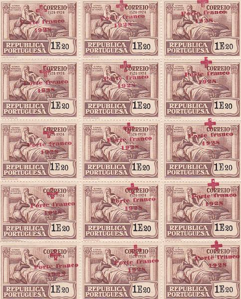 0679.jpg -     Lote:    679            Portugal       Descrição:         1928 &mdash; Porte Franco. Cruz Vermelha Portuguesa * 4.º Centenário do Nascimento de Luís de Camões, com sobrecarga. CE CVP15, 1$20 castanho claro. Bloco de 15 selos, todos com sobrecarga deslocada.        ***       Valor Base:     &euro; 25,00     Valor Venda:     &euro; 34,00       