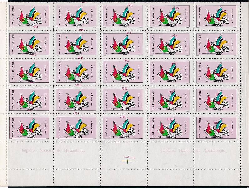 0713.jpg -     Lote:    713            Moçambique       Descrição:         1975 &mdash; Acordo de Lusaca. CE535, 1$00. Bloco de 20 selos com o valor progressivamente deslocado.        ***       Valor Base:     &euro; 30,00     Valor Venda:     &euro; 42,00       