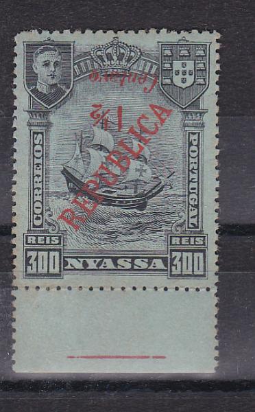 0737.jpg -     Lote:    737            Companhia do Niassa       Descrição:         1922 &mdash; D. Manuel II, com sobretaxa. CE97, 1 &frac12; c s/ 300 reis. Selo com a sobretaxa invertida.        **       Valor Base:     &euro; 15,00     Valor Venda:     Retirado     