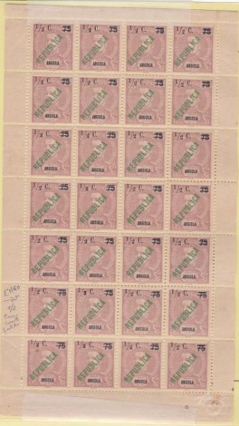1063.jpg -     Lote:    1063            Angola       Descrição:         1919 &mdash; D. Carlos I Mouchon, com sobrecarga REPUBLICA e sobretaxa, tipografadas localmente. CE 192, &frac12; C s/ 75 reis. Folha completa com 28 selos com 22.º selo, com traço de fração curto e partido. Valor de catálogo &euro; 119,00.        ***       Valor Base:     &euro; 35,00     Valor Venda:     Retirado     