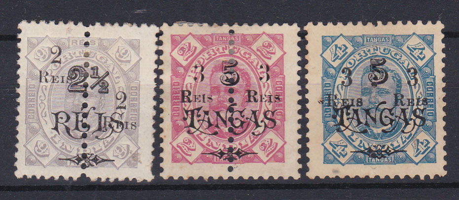 1235.jpg -     Lote:    1235            Índia       Descrição:         1911/13 &mdash; D. Carlos I, com sobretaxa, perfurados a meio e com nova sobretaxa local. Lote de 3 selos: CE227, 2r s/ 2 &frac12;r s/ 9 reis, denteado 12 &frac12; + CE228 3r s/ 5T s/ 2T, denteado 11 &frac12; + CE229 3r s/ 5T s/ 4T, denteado 11 &frac12;. Valor de catálogo &euro; 145,00.        *       Valor Base:     &euro; 35,00     Valor Venda:     &euro; 40,00       