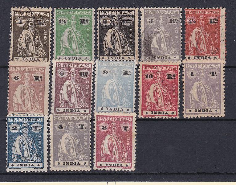 1240.jpg -     Lote:    1240            Índia       Descrição:         1914 &mdash; Ceres. CE 254/268. Lote de 13 selos diferentes, novos e usados, em papel liso e pontinhado, denteado 12 &frac12; x 11 &frac12;, com variedade de estrelas. Bom lote. Valor de catálogo aproximado &euro; 144,00.        **/O       Valor Base:     &euro; 35,00     Valor Venda:     Retirado     
