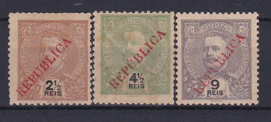 1243.jpg -     Lote:    1243            Índia       Descrição:         1914 &mdash; D. Carlos I Mouchon, com sobrecarga REPÚBLICA local. Lote de 3 selos CE 274/76, 2 &frac12; reis, 4 &frac12; reis e 9 reis. Valor de catálogo &euro; 70,00.        *       Valor Base:     &euro; 20,00     Valor Venda:     &euro; 36,00       