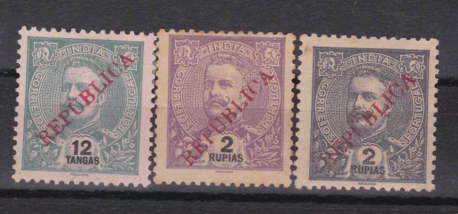 1246.jpg -     Lote:    1246            Índia       Descrição:         1914 &mdash; D. Carlos I Mouchon, com sobrecarga REPUBLICA local. CE 278, 280 e 281, 12T, 2R violeta e 2R ardósia. Selos sem goma como emitidos. Valor de catálogo &euro; 140,00.        *       Valor Base:     &euro; 35,00     Valor Venda:     &euro; 55,00       