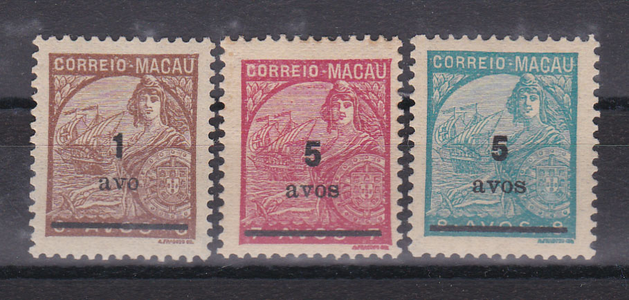 1317.jpg -     Lote:    1317            Macau       Descrição:         1940 &mdash; Padrões c/ sobretaxa. CE 306/308. Série completa. Valor de catálogo &euro; 108,00.        **       Valor Base:     &euro; 25,00     Valor Venda:     &euro; 34,00       