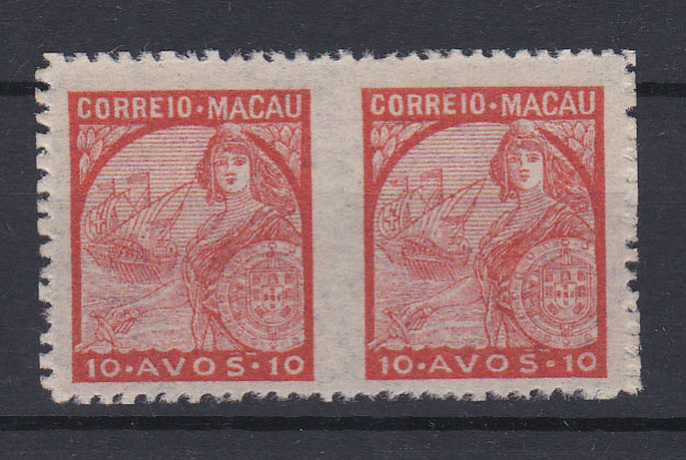 1320.jpg -     Lote:    1320            Macau       Descrição:         1942 &mdash; Padrões. CE321, 10 avos. Par sem o denteado vertical entre os selos. B e R.        *       Valor Base:     &euro; 50,00     Valor Venda:     &euro; 50,00       