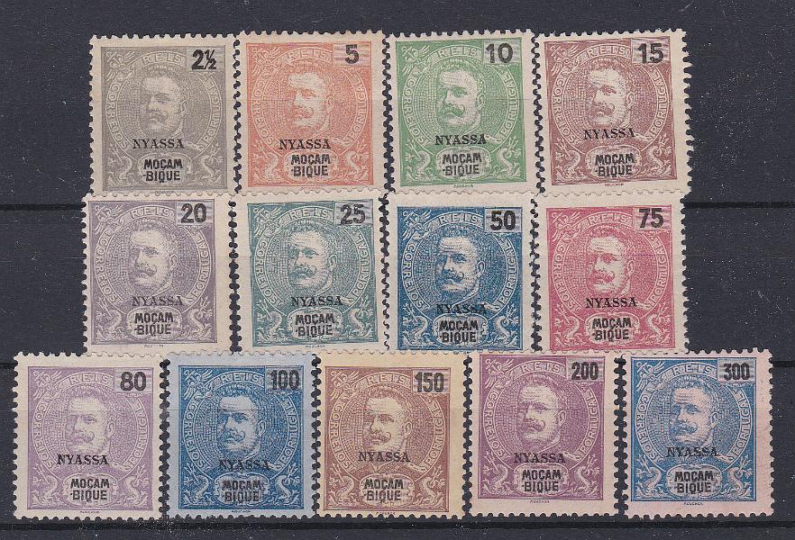 1469.jpg -     Lote:    1469            Companhia do Niassa       Descrição:         1898 &mdash; D. Carlos I Mouchon. Selos de Moçambique, com sobrecarga "NYASSA". CE 14/26. Série completa. Valor de catálogo &euro; 65,00.        **       Valor Base:     &euro; 18,00     Valor Venda:     &euro; 26,00       
