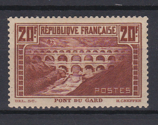 1767.jpg -     Lote:    1767                   Descrição:      França *   1929/31 &mdash; Ponte du Gard. Yv262, 20F. Valor de catálogo &euro; 325,00.        **       Valor Base:     &euro; 45,00     Valor Venda:     &euro; 60,00       