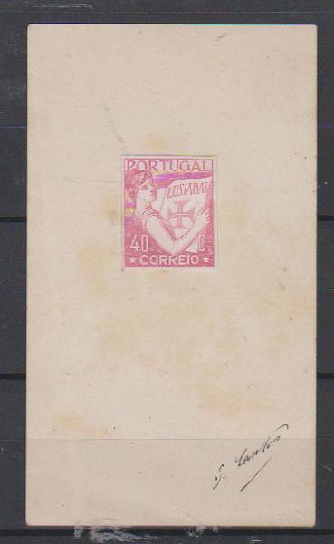 0730.jpg -     Lote:    730            Portugal       Descrição:         1931 &mdash; Lusíadas. CE520, 40c. Prova não denteada em carmim rosa, colada sobre cartolina e assinada "S. Santos".         PRV       Valor Base:     &euro; 20,00     Valor Venda:     &euro;      