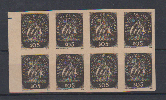 0740.jpg -     Lote:    740            Portugal       Descrição:         1943 &mdash; Caravela. CE617, $05. Bloco com 8 provas não denteadas em preto (cor aprovada), em papel liso amarelado.         PRV       Valor Base:     &euro; 15,00     Valor Venda:     &euro;      