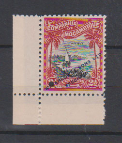 0831.jpg -     Lote:    831            Companhia de Moçambique       Descrição:         1918 &mdash; Motivos locai. CE122, 2 &frac12; C. Prova de cor em vermelho e preto, canto de folha, com sobrecarga "WATERLOW & SONS, LTD / SPECIMEN", a preto e furo de segurança         PRV       Valor Base:     &euro; 8,00     Valor Venda:     &euro;      