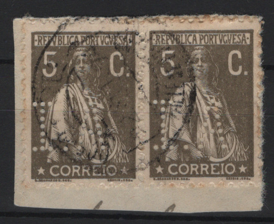 0266.jpg -     Lote:    266                   Descrição:         Perfurados. 1923 &mdash; Ceres. CE252, 5c. Par sobre fragmento com perfuração A.I. &mdash; ABECASSIS IRMÃOS.        FRG       Valor Base:     &euro; 5,00     Valor Venda:     &euro;      