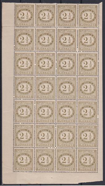 0763.jpg -     Lote:    763            Portugal       Descrição:         1876 &mdash; Jornaes. CE48, 2 &frac12; reis, bistre esverdeado, denteado 13 &frac12;, papel liso. Folha completa com 28 selos (3 selos com ligeiros pontos de óxido, 8 selos com sinal de charneira e restantes sem charneira). Valor de catálogo como selos isolados de &euro; 870,00.        ***/**       Valor Base:     &euro; 120,00     Valor Venda:     &euro;      