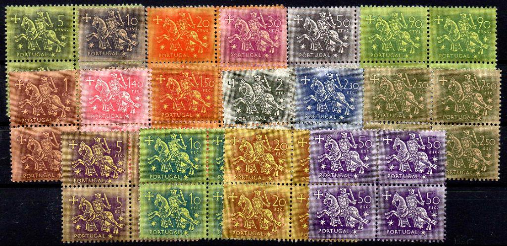 0937.jpg -     Lote:    937            Portugal       Descrição:         1953 &mdash; Cavaleiro Medieval. CE763/777 + CE818. Série completa em quadras com goma original sem sinal de charneira. Valor de catálogo &euro; 832,00.        ***       Valor Base:     &euro; 75,00     Valor Venda:     &euro;      