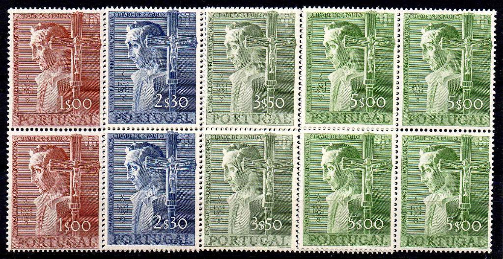 0942.jpg -     Lote:    942            Portugal       Descrição:         1954 &mdash; 4.º Centenário da Fundação da Cidade de S. Paulo. CE802/805. Série completa em quadras com goma original sem sinal de charneira. Valor de catálogo &euro; 1.020,00.        ***       Valor Base:     &euro; 100,00     Valor Venda:     &euro;      