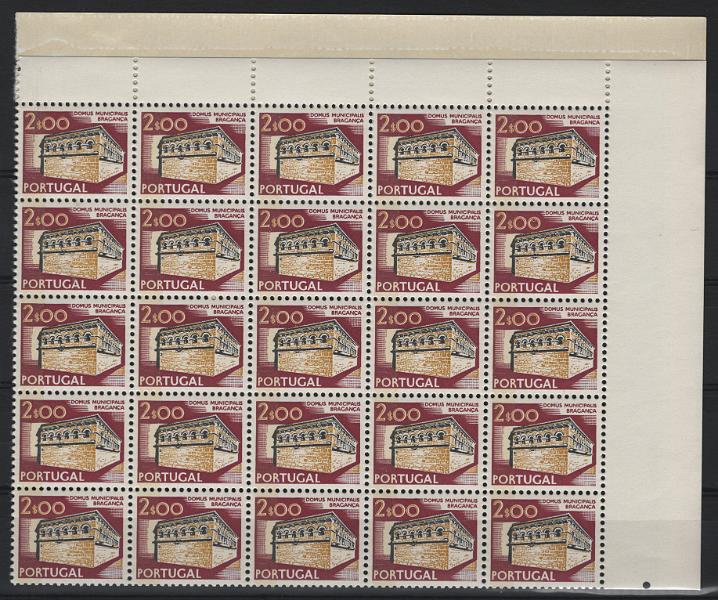 0974.jpg -     Lote:    974            Portugal       Descrição:         1975 &mdash; Paisagens e Monumentos. CE1132b, 2$00, emissão de 1975 com tarja fosforescente. Bloco com 50 selos (meia folha). Valor de catálogo &euro; 750,00.        ***       Valor Base:     &euro; 60,00     Valor Venda:     &euro;      