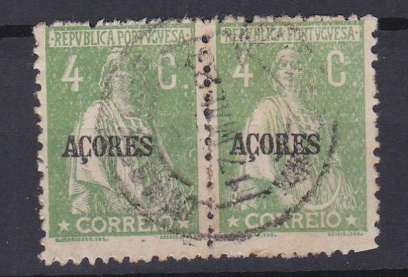 1105.jpg -     Lote:    1105            Açores       Descrição:         1918/21 &mdash; Ceres. Selos do Continente com sobrecarga REPUBLICA. CE169, 4C verde, denteado 12x11 &frac12;. Par horizontal. Primeiro selo com a variedade "4 GROSSO". NÃO CATALOGADO.        O       Valor Base:     &euro; 100,00     Valor Venda:     &euro;      