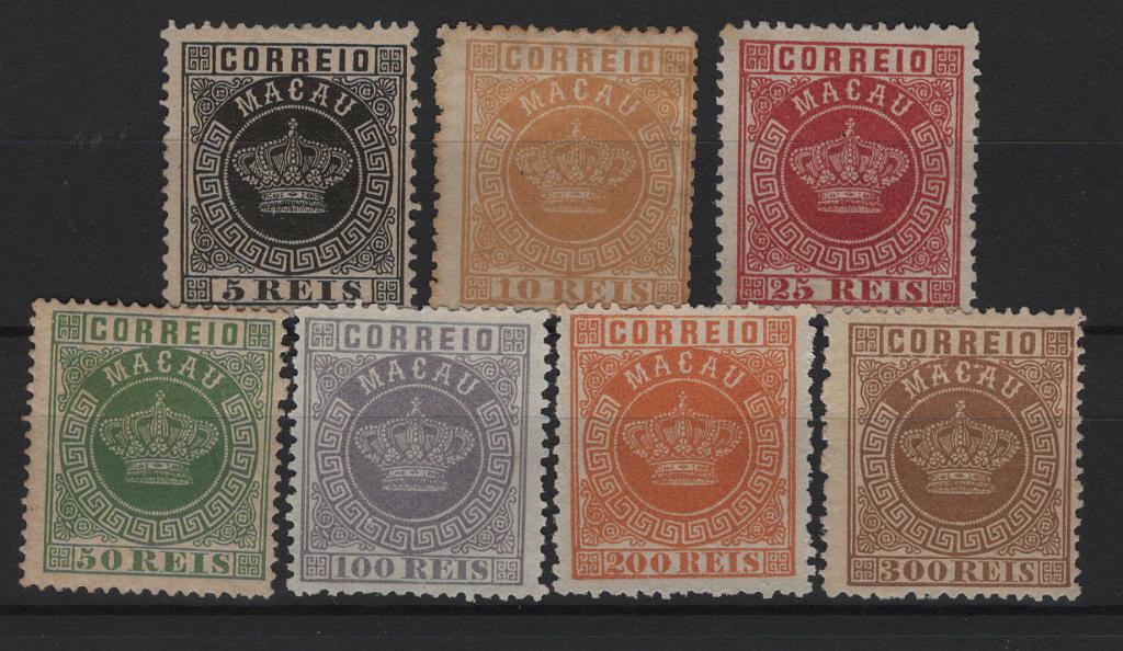 1281.jpg -     Lote:    1281            Macau       Descrição:         1884 &mdash; Tipo Coroa. CE1/9. Série incompleta, faltando selos de 20 e 40 reis. Todos em denteado 12 &frac12;, com exceção 50 reis verde em denteado 13 &frac12;. Selos de 50 e 300 reis com goma e restantes sem goma. Valor de catálogo &euro; 380,00.        **/*       Valor Base:     &euro; 50,00     Valor Venda:     &euro;      