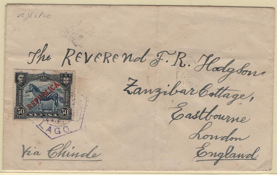 1483.jpg -     Lote:    1483            Companhia do Niassa       Descrição:         1911 &mdash; D. Manuel II. Motivos diversos, com sobrecarga REPUBLICA. Sobrescrito circulado de "Lago" (carimbo hexagonal a violeta, 28.10.15) para Inglaterra, com trânsito em Zomba (02.11.1915) e Fort Johnston (04.11.15), franquiado com selo de 50C, CE57. MB.        Carta       Valor Base:     &euro; 40,00     Valor Venda:     &euro;      