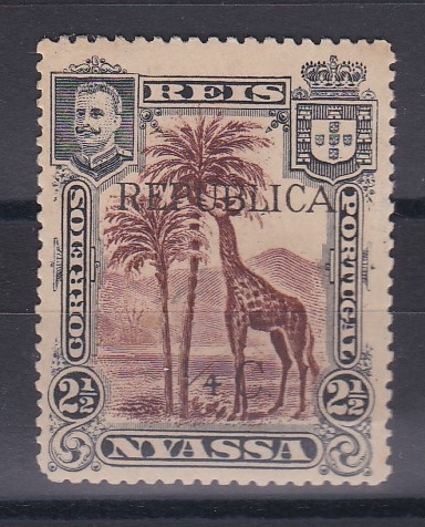 1484.jpg -     Lote:    1484            Companhia do Niassa       Descrição:         1918 &mdash; D. Carlos I com sobretaxa e sobrecarga "República", litografadas localmente. CE64, &frac14; c s/ 2 &frac12; reis. Selo sem reparações com dois pontos de óxido, com boa cor. Certificado de Peritagem de J. M. Miranda da Mota. Valor de catálogo &euro; 300,00.        **       Valor Base:     &euro; 75,00     Valor Venda:     &euro;      