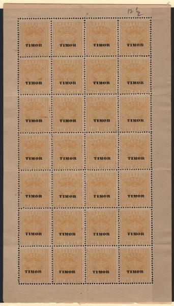 1563.jpg -     Lote:    1563            Timor       Descrição:         1886 &mdash; Tipo Coroa. Selos de Macau, com sobrecarga TIMOR. CE5, 40 reis amarelo, denteado 12 &frac12;. Folha completa com 28 selos. Valor de catálogo &euro; 218,00.        *       Valor Base:     &euro; 50,00     Valor Venda:     &euro;      