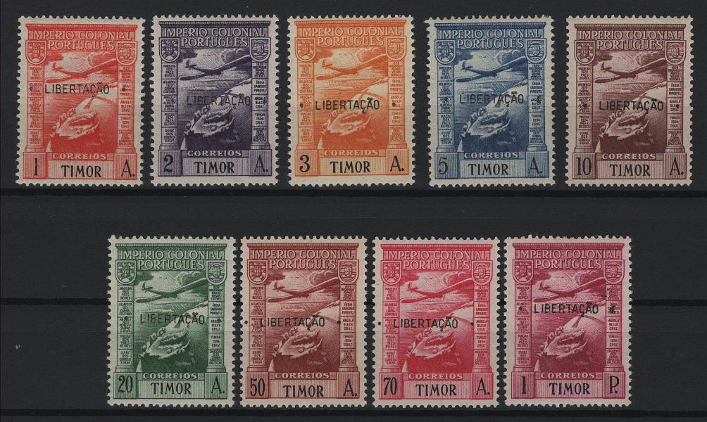 1601.jpg -     Lote:    1601            Timor       Descrição:         1947 &mdash; Correio Aéreo. Império Colonial Português, com sobrecarga LIBERTAÇÃO. CE CA 15/23. Série completa com quase impercetível sinal de charneira. MB. Valor de catálogo &euro; 280,00.        **       Valor Base:     &euro; 60,00     Valor Venda:     &euro;      