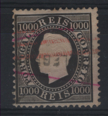 1659.jpg -     Lote:    1659            Portugal        Descrição:         Carimbos da telegrafia elétrica. 1884 &mdash; D. Luís I. Fita direita. CE67, 1000 reis preto, denteado 12 &frac12;, obliterado com carimbo a preto "EST.ÃO TF.CA, roulette e traço vermelho. Valor de catálogo do selo &euro; 185,00. Um dente curto.        O       Valor Base:     &euro; 30,00     Valor Venda:     &euro;      