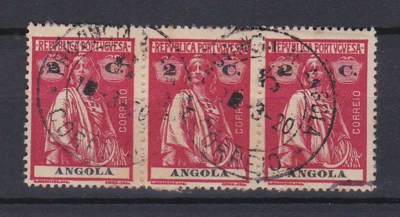 1800.jpg -     Lote:    1800            Angola       Descrição:         Carimbos circulares numéricos volantes. 1914 &mdash; Ceres. CE146, 2C carmim, denteado 15x14. Tira horizontal de 3 selos, obliterada com carimbo batido a preto "6".        O       Valor Base:     &euro; 8,00     Valor Venda:     &euro;      