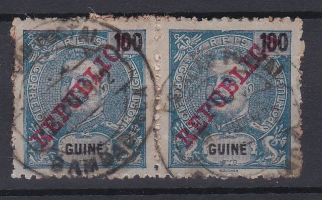 1806.jpg -     Lote:    1806            Guiné       Descrição:         Carimbos circulares datados. 1911 &mdash; D. Carlos I Mouchon, com sobrecarga REPUBLICA. CE106, 100 reis. Par horizontal obliterado com carimbo batido a preto "ESTAÇÃO POSTAL / BAMBADINCA.        O       Valor Base:     &euro; 12,00     Valor Venda:     &euro;      